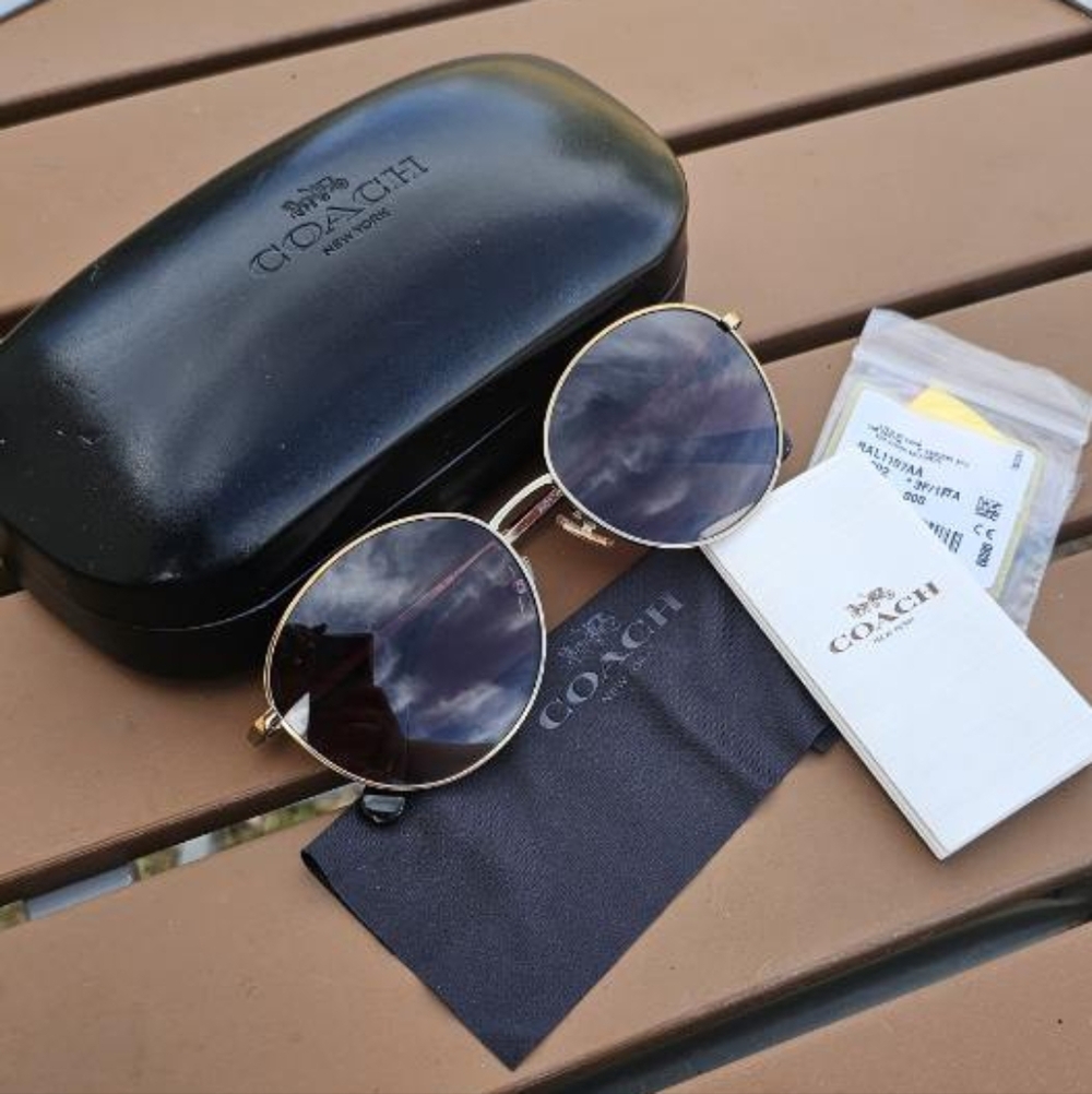 COACH NEW SHINY GOLD AVIATOR STYLE SUNGLASSES WITH ACCESORIES